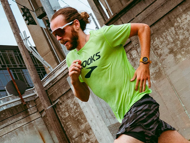 Peças masculinas e femininas de vestuário para esportes da Brooks.