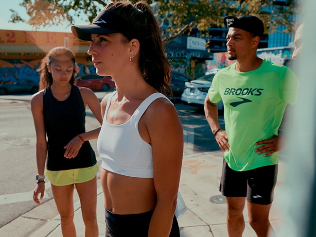 Peças masculinas e femininas de vestuário para esportes da Brooks.