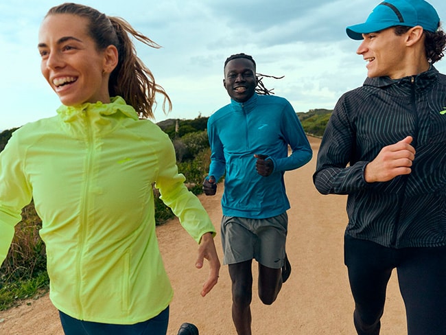 Peças masculinas e femininas de vestuário para esportes da Brooks.