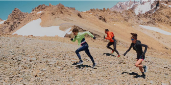 Imagem de pessoas correndo enquanto sobem uma montanha