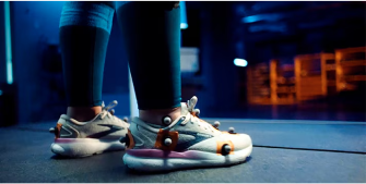 Imagem de duas pernas que estão calçadas com um tênis