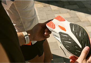 Mãos segurando um protótipo de sola de tênis